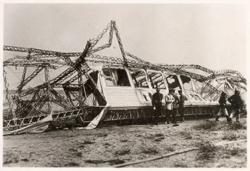 Ruinene av Zeppelin LZ10 "Schwaben" etter dens ødeleggelse 28. juni 1912 (s/hvitt-bilde)