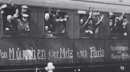Tyske tropper under første verdenskrig drar til fronten i en jernbanevogn med budskapet «Fra München via Metz til Paris», september 1914