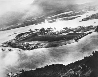 Luftfoto av Ford Island og Battleship Row, Pearl Harbor, 7. desember 1941 (s/hvitt-bilde)
