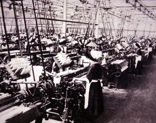 Japansk bomullsindustri: kvinner som arbeider med Toyoda-vevene, ca. 1920 (s/hvitt-bilde)
