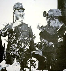 De japanske generalene Terauchi og Hata skåler med sake for fallet til Hsuchow, Kina i mai