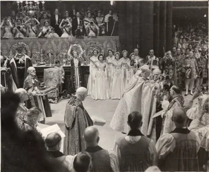 Hertuginne Mary, med kronen i luften og hyller dronning Elizabeth II ved kroningen