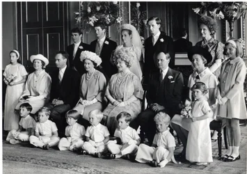 Gruppebryllupsfotografi av Lord Hartington og Amanda med HM Dronningen og Dronningens mor, 28. juni 1967 (s/hvitt-bilde)