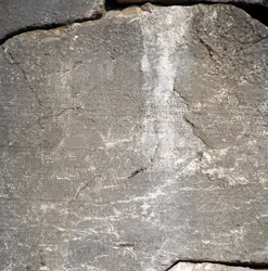 Vegg med inskripsjoner nær Apollo-tempelet, Delphi (Unescos verdensarvliste