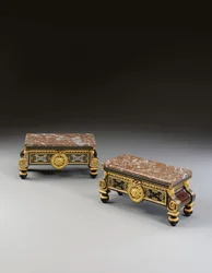 Pair of Restoration stands, andre kvartal av 1800-tallet (ormolu, tinn, messing, skilpaddeskall, obony og ebonisert Boulle-marquetry)