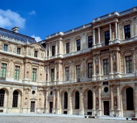 Arkitektur: utsikt over den firkantede gårdsplassen ved Louvre. Realisert av Pierre Lescot (1515-1578)