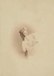 [Vignettert sittende i Ritrosetta-kjole], 1861-67.