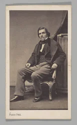 [Studioportrett: Eugène Delacroix sittende på en stol]