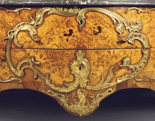 Detalj av en Louis XV-kommode, forhandlet av Adrien Delorme (ormolu-montert tulipanved, amarant, fruktved og intarsia) (se også 463007)