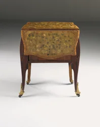 Louis XV-kommode, ca. 1765-70 (ormolu-montert tulipanved, platan, amaranth og marquetry) (se også 463004, 465390 og 465391)