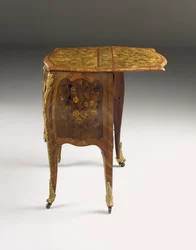 Louis XV-kommode, ca. 1765-70 (ormolu-montert tulipanved, platan, amaranth og marquetry) (se også 463003, 463004 og 465391)