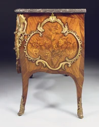 Louis XV-kommode, forhandlet av Adrien Delorme (ormolu-montert tulipanved, amarant, fruktved og intarsia) (se også 463008)