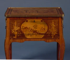 Overgangsbord a la Bourgogne, detalj (ormolu-montert tulipan og intarsia) (se også 463012, 463013 og 463014)