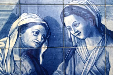 Detalj av Mary som møter gjestgiverens kone, Dekorativt panel som viser Mary og Joseph som ankommer vertshuset, Lamego, Portugal. 1738 (keramiske fliser)