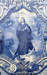 Detalj av et dekorativt panel som viser Jomfru Maria som knuser slangen, Lamego, Portugal. 1738