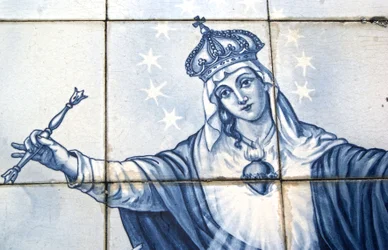 Detalj av Jomfru Maria fra et dekorativt panel som viser at hun knuser slangen, Lamego, Portugal. 1738 (keramiske fliser)