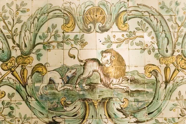 Majolica som viser fliser av en hund som jager en løve, fra The Hunting Room at Palacio da Praia, Belem, ca. 1680 (keramikk)