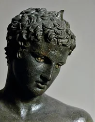Gresk kunst: bronsestatue av «den unge mannen fra Marathon» (efeb), som fremstiller Hermes som en ung idrettsutøver, tilskrevet billedhuggeren Praxiteles (4. århundre f.Kr.), 460 f.Kr., mål 130 cm. Athen, Det nasjonale arkeologiske museum (inv. 15118).