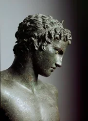 Gresk kunst: «Ungdommen fra Marathon» (efeb), statue av Hermes som tenåring eller ung atlet, detalj - Bronseskulptur av Praxitelēs (4. århundre f.Kr.), 330 f.Kr., mål 130 cm - Athen, Nasjonalt arkeologisk museum - Marathon-ungdommen (detalj)