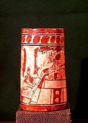 Sylindrisk vase, Mayan, 7.-8. århundre (polykrom stein)