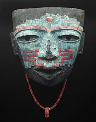 Dødsmaske dekket av mosaikk av turkis og røde skjell. Gjenstand fra Teotihuacan, Mexico by. Teotihuacan-sivilisasjonen - førkolumbisk kunst: dødsmaske av turkis og rosa steiner fra Teotihuacan III-sivilisasjonen (300-650 e.Kr.), Mexico