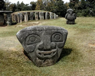 Megalittisk skulptur av trekantet hode