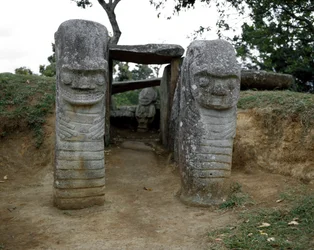 Megalittisk skulptur av zoomorfe karyatider