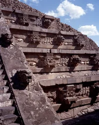 Før-colombiansk sivilisasjon: utsikt over stedet for Teotihuacan (300 f.Kr.-600 e.Kr.): Quetzalcoatl-tempelet eller den fjærkledde slangens tempel. Mexico