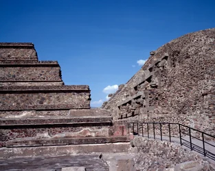 Før-colombiansk sivilisasjon: utsikt over stedet for Teotihuacan (300 f.Kr.-600 e.Kr.): Quetzalcoatl-tempelet eller den fjærkledde slangens tempel. Mexico