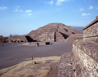 Precolombiansk sivilisasjon: utsikt over stedet for Teotihuacan (300 f.Kr.-600 e.Kr.): Månens tempel (eller pyramide). Mexico