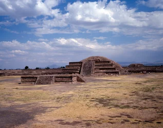 Før colombiansk sivilisasjon: utsikt over stedet for Teotihuacan (300 f.Kr.-600 e.Kr.): solens tempel (eller pyramide). Mexico