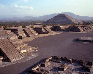 Før colombiansk sivilisasjon: utsikt over stedet for Teotihuacan (300 f.Kr.-600 e.Kr.): solens tempel (eller pyramide). Mexico