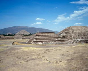 Før colombiansk sivilisasjon: utsikt over stedet for Teotihuacan (300 f.Kr.-600 e.Kr.): solens tempel (eller pyramide). Mexico
