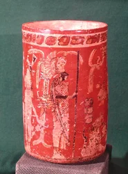 Vase som viser en seremoniell scene, Tepeu 1 Periode, fra Uaxuctun, 600-950 (polykrom stein) (se også 201515)