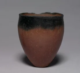 Begerglass med svart kant, 4500-3000 f.Kr.