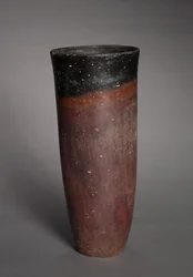 Begerglass med svart kant, ca. 4000-3500 f.Kr.