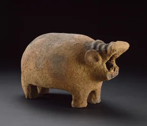 Flodhestfigur, fra grav 134 ved Hu, ca. 3500-3000 f.Kr. (grovt rødt keramikk)