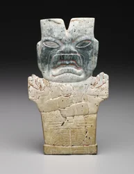 Antropomorfisk plakett, muligens ildormen, førklassisk periode, 800-400 f.Kr. (serpentin og cinnaber)