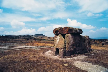 Dolmen Sa Coveccada eller S'Accoveccada, Mores, Sardinia, Italia, 36.-29. århundre f.Kr. (bilde)