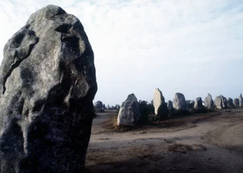 Megalittiske Carnac-monumenter i Kermario.