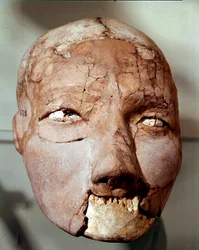 Neolittisk kunst: menneskeskalle fra steinalderen (6000-4000 f.Kr.). Fra Jeriko, Arkeologisk museum, Amman, Jordan