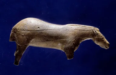 Forhistorisk kunst (mellommagdalénien): frittstående skulptur av en hest i mammutelfenben fra Espelugues-grotten (Hautes-Pyrénées). Mål: 0,073 x 0,035 x 0,017 m. Saint-Germain-en-Laye, Nasjonalmuseet for arkeologi