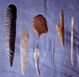 Forhistoriske redskaper: flint, kniv, pilspiss og nål. Saint-Germain-en-Laye. Oldtidsmuseet