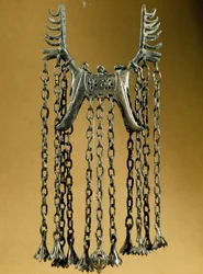 Forhistorie: Elan-formet anheng med to hoder fra et sted i Dolanlar (Aserbajdsjan) bronsealder. Baku, Aserbajdsjan statlige religionshistoriske museum