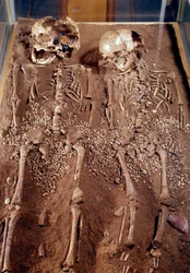 Forhistorie: Skjeletter av to barn. 30000-25000 f.Kr. Fra Grimaldi-grotten. Saint-Germain-en-Laye, Museet for nasjonal arkeologi