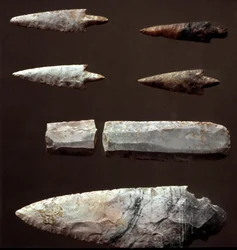 Forhistorie: pilspisser og flint fra nekropolen i Cantalupo-Mandela (Cantalupo Mandela), Lazio. Kobberalder. Eneolitikum. 2200 f.Kr. Roma, Det nasjonale forhistoriske og etnografiske museet Luigi Pigorini