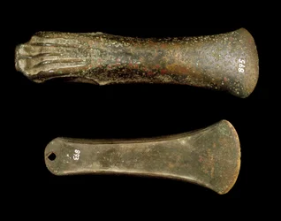 Forhistorie: økser laget i Campania. Slutten av bronsealderen. Avellino, Irpino arkeologiske museum, Italia