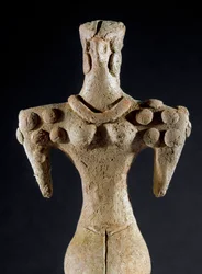 Forhistorie: leirestatuett av en kvinne med firkantet skulder fra sentrale Turkmenistan (Kara-Depe-regionen). 4000-3700 f.Kr. Eneolitisk, kobberalder. Sol. 18 cm Moskva, institutt for arkeologi ved det russiske vitenskapsakademiet, Russland