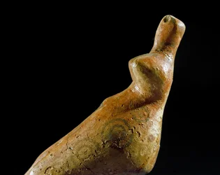 Forhistorie: feminin leirestatuett fra stedet til Jalangac Depe (Sør-Turkmenistan). 4000-3500 f.Kr. Eneolitikum, kobberalder. St. Petersburg, Hermitage Museum, Russland