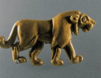 Forhistorie: løvestatuett i gullblader fra graven en tumulus (kurgan) fra Maikop (Kaukasus). 3000-2500 f.Kr. Eneolitikum, kobberalder. St. Petersburg, Hermitage Museum, Russland